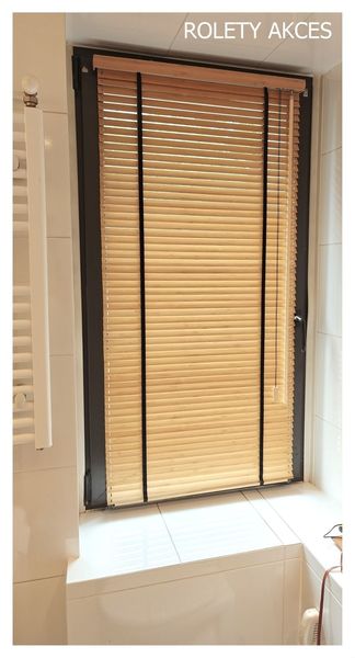 żaluzje bambusowe, naturalny bambus, czarne taśmy, montaż żaluzji, ROLETY AKCES