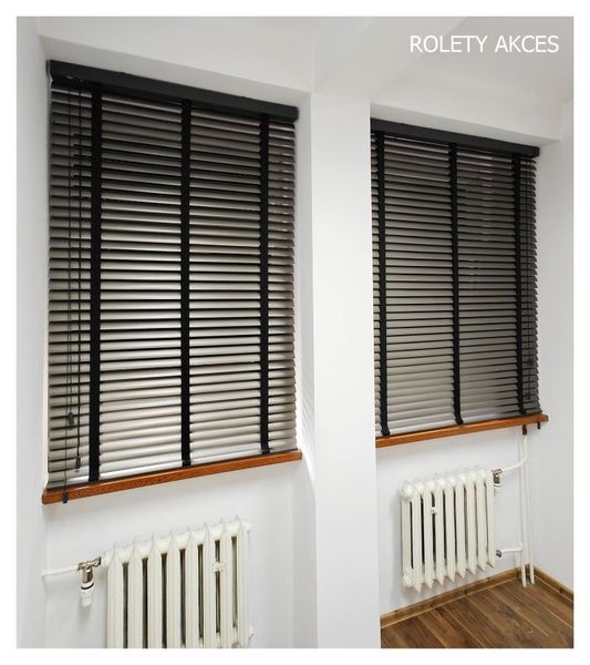 Czarne aluminiowe żaluzje poziome z czarnymi taśmami – ROLETY AKCES Sosnowiec
