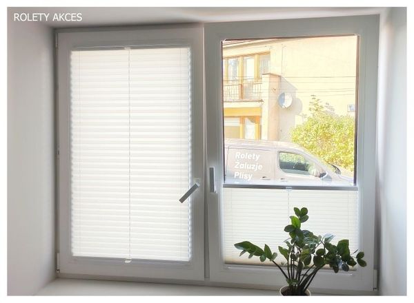 jasno kremowe plisy, montaż plis, plisy na wymiar, ROLETY AKCES, eleganckie plisy