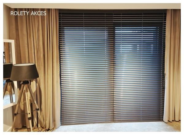 Żaluzje aluminiowe 50 mm do salonu, nowoczesny i elegancki wygląd