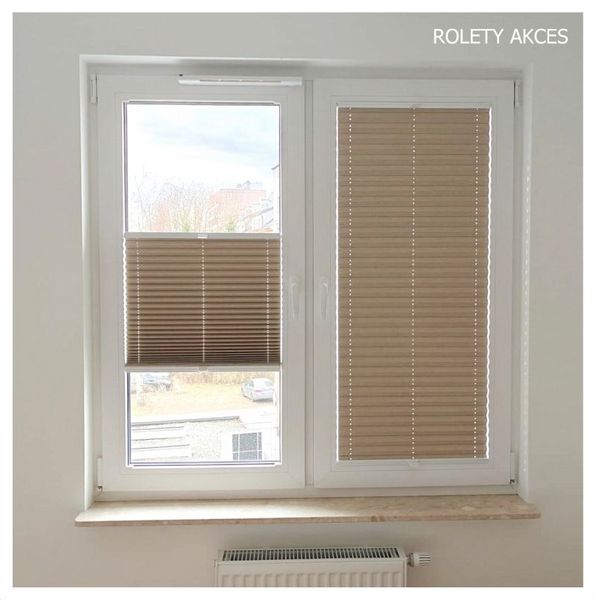 Rolety plisowane w subtelnej kolorystyce zamontowane w sypialni.