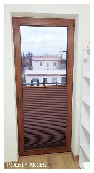 Brązowe zaciemniające plisy – stylowe i funkcjonalne osłony okienne. Zamów bezpłatny pomiar i montaż w ROLETY AKCES.