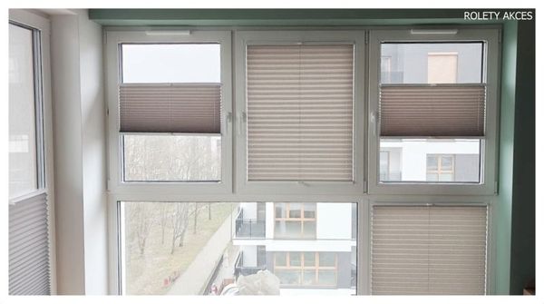 Plisy zamontowane na oknach wyposażonych w wywietrzniki.