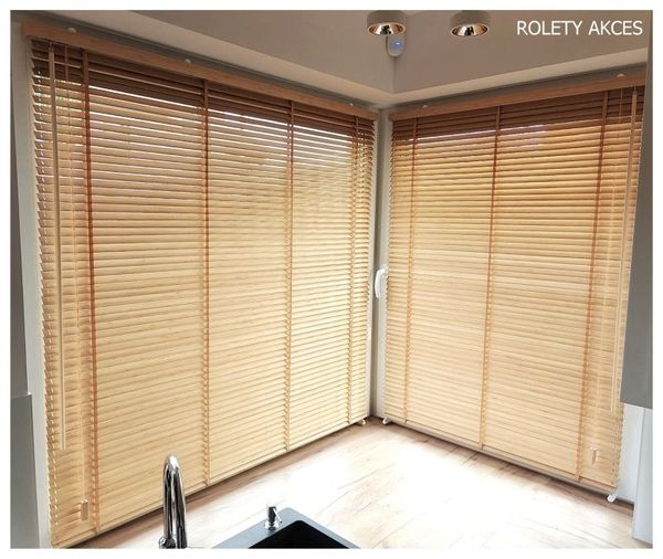 Żaluzje bambusowe do okien narożnych – estetyczne i praktyczne rozwiązanie dla wymagających wnętrz.