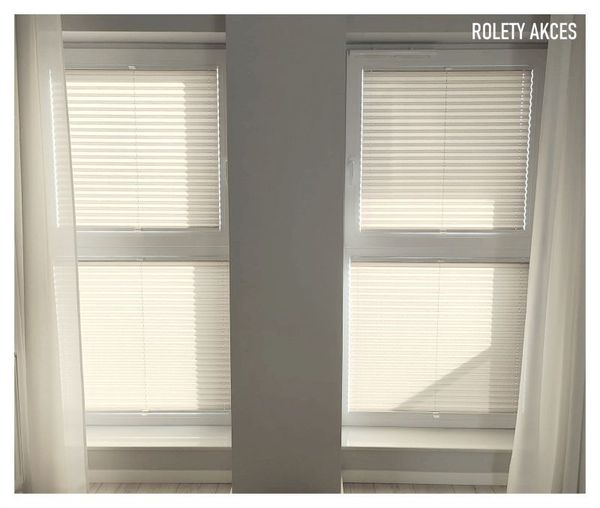 Plisy do nieotwieranych okien z nawiewnikami – praktyczne i estetyczne osłony