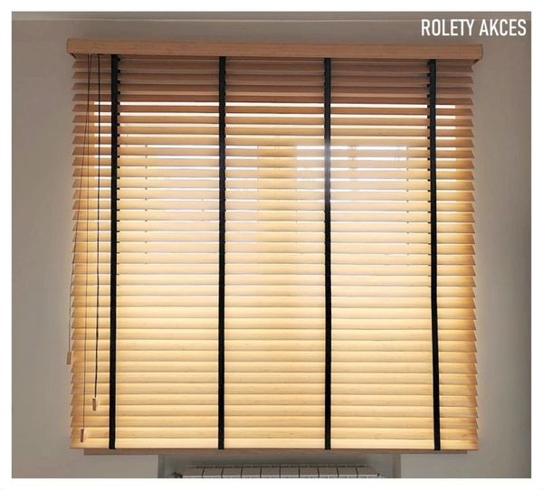 Żaluzje bambusowe naturalne 50 mm z eleganckimi czarnymi taśmami