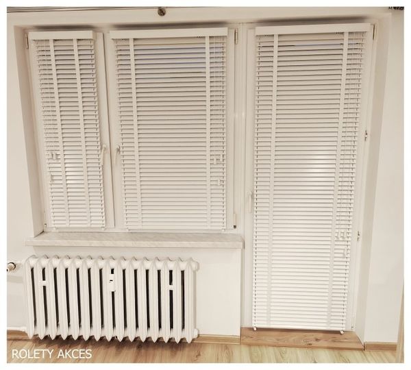 Ciepłe drewno i montaż bez wiercenia. Żaluzje 35 mm od ROLETY AKCES – na miarę każdego okna.