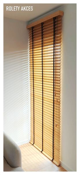 Drewniane żaluzje z taśmą – elegancja i natura w jednym.