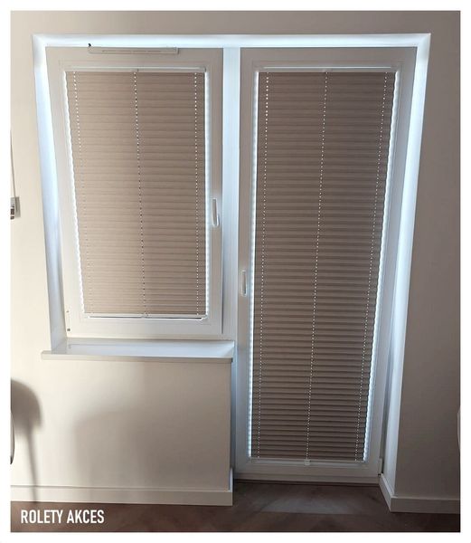 Ciepły beż i funkcjonalność – idealne plisy do okien i drzwi balkonowych.