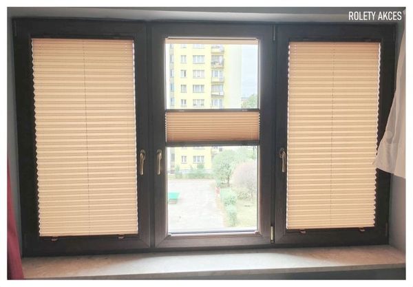 Plisy na ciemnych ramach – kontrast, który działa.