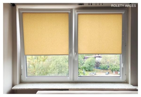 Żółte rolety w kasecie – ciepły akcent i skuteczna ochrona przed słońcem.